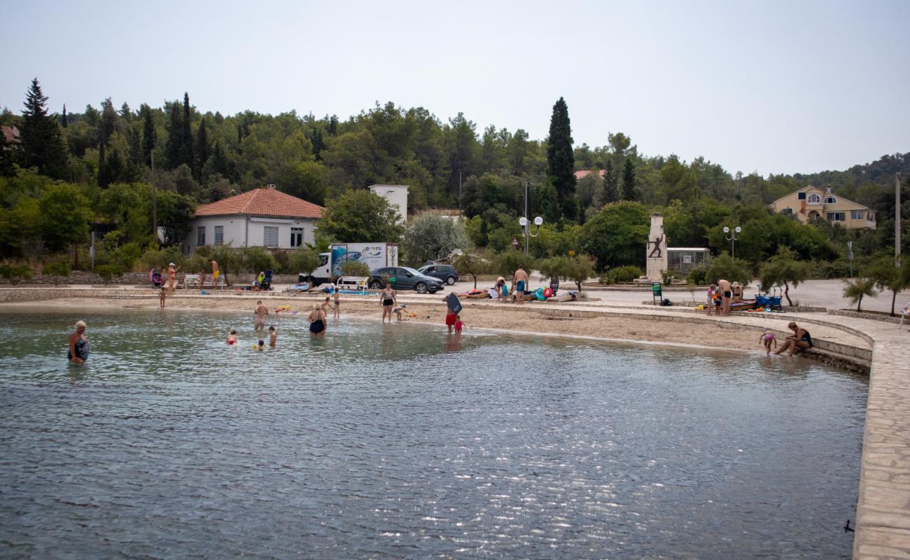 Фото Beach Lovre с светлый песок поверхностью