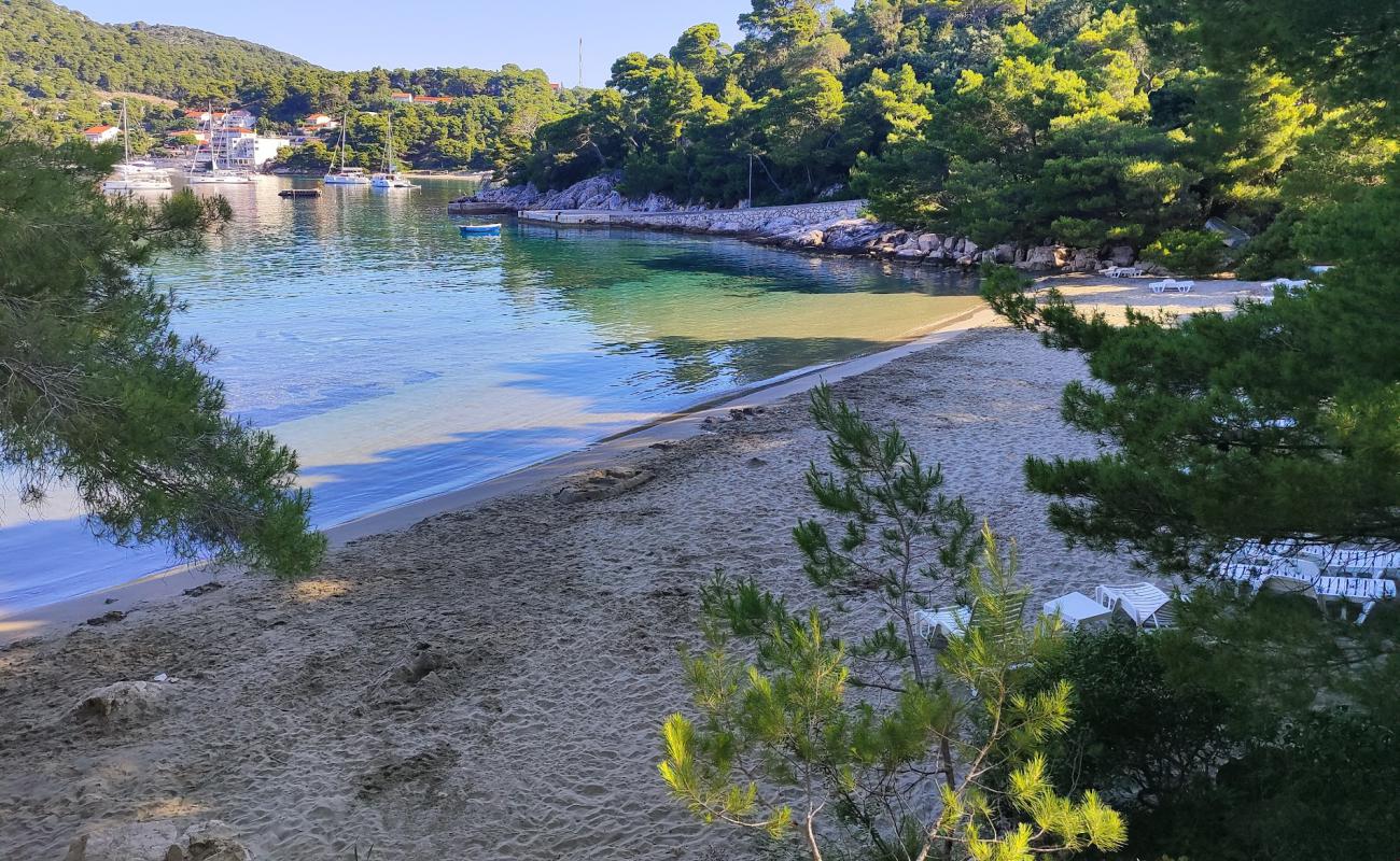 Фото Mala Saplunara Beach с светлый песок поверхностью