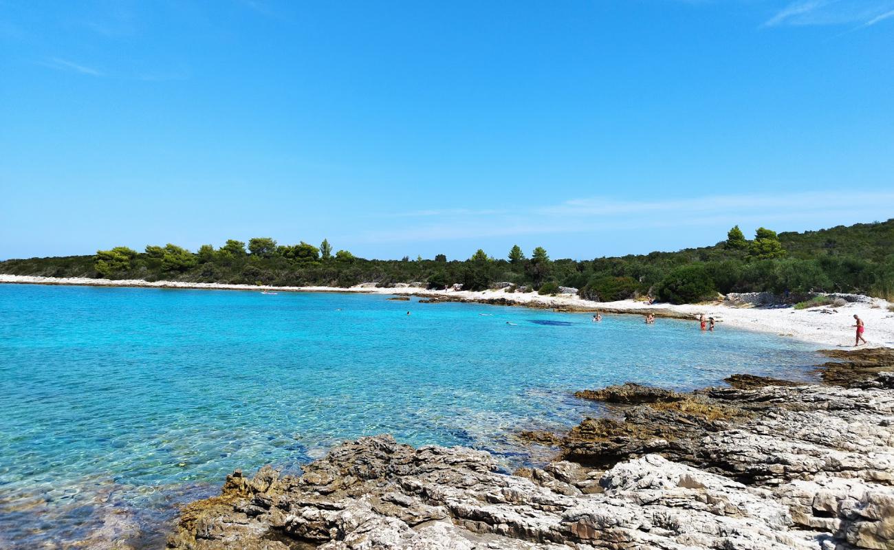 Фото Beach pri Loviste с камни поверхностью