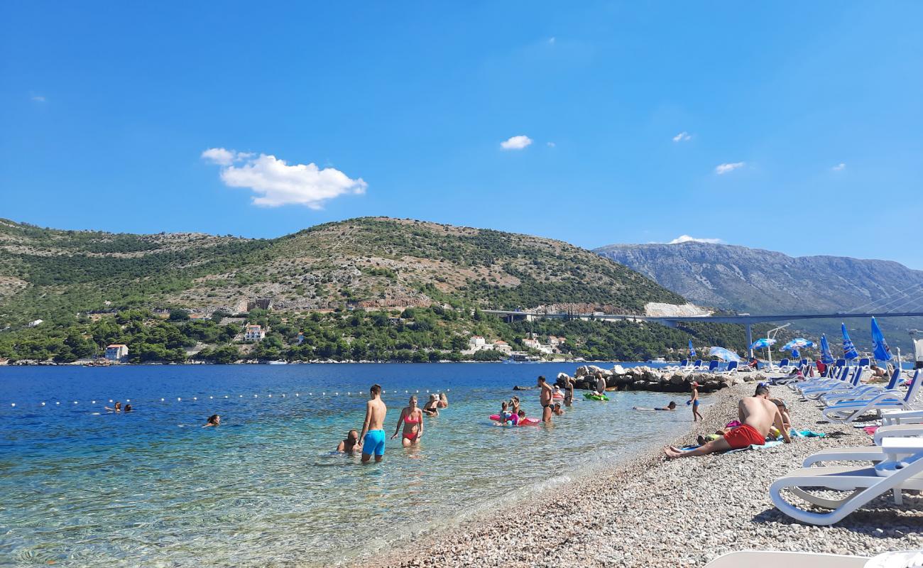 Фото Mandrac Beach с серая галька поверхностью