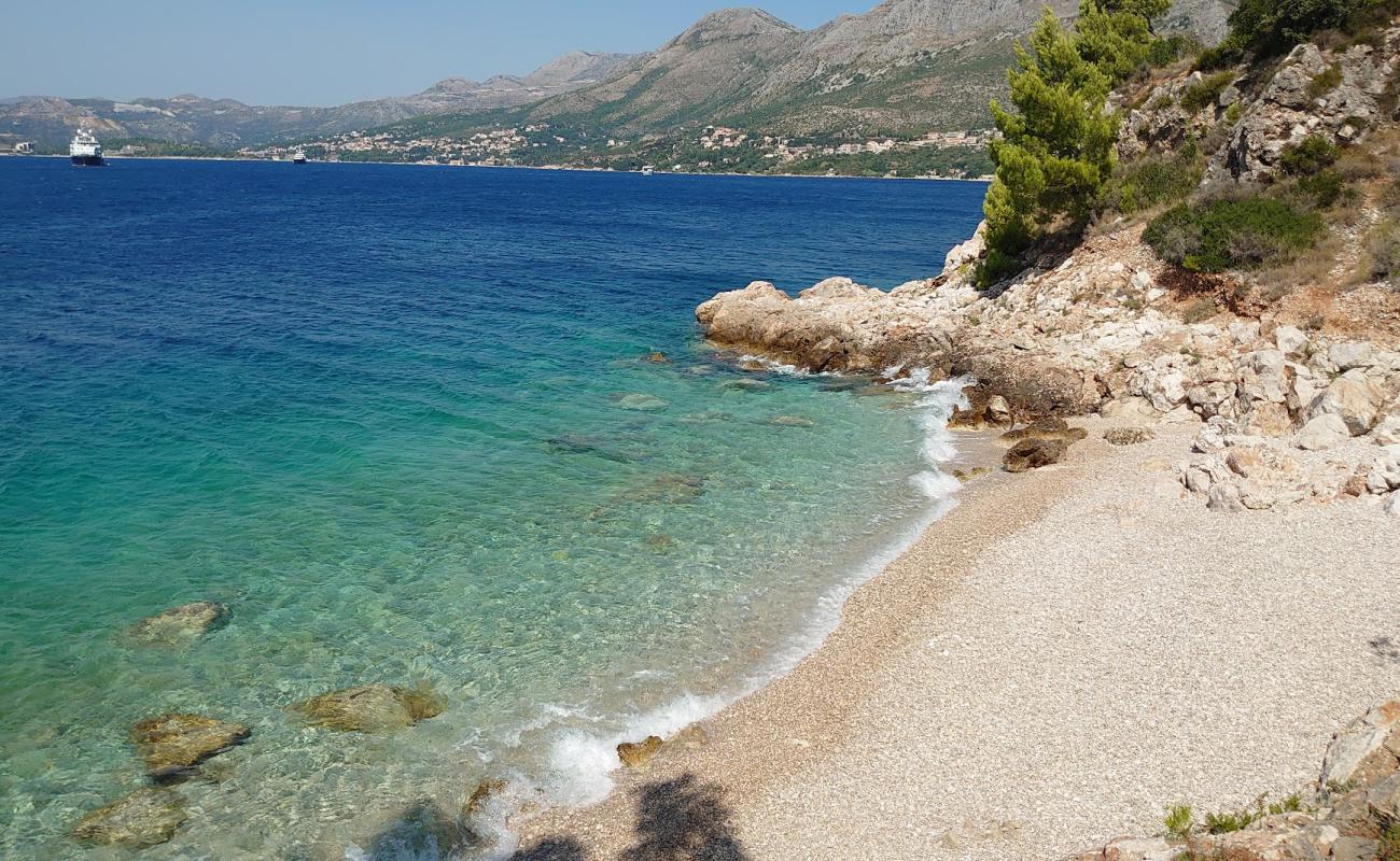 Фото FKK Nudist Beach Cavtat с белая чистая галька поверхностью