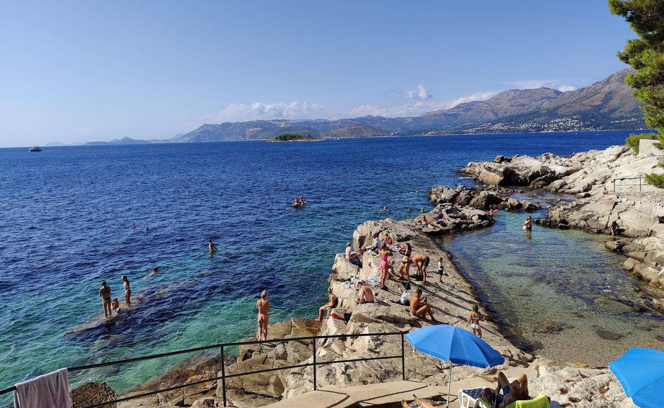 Фото Beach Kamen Mali с камни поверхностью