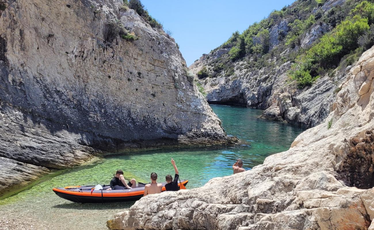 Фото Mala Pritiscina Beach с светлая галька поверхностью