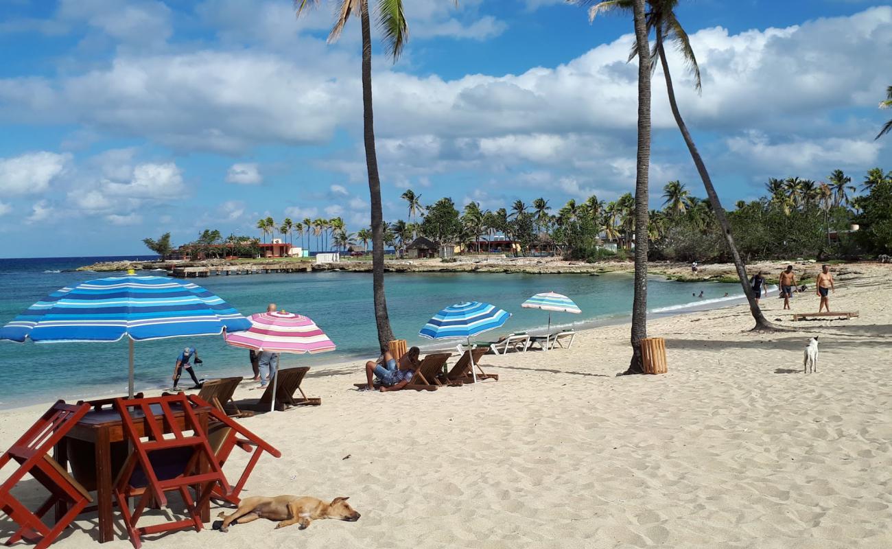 Фото Playa Bacuranao с золотистый песок поверхностью