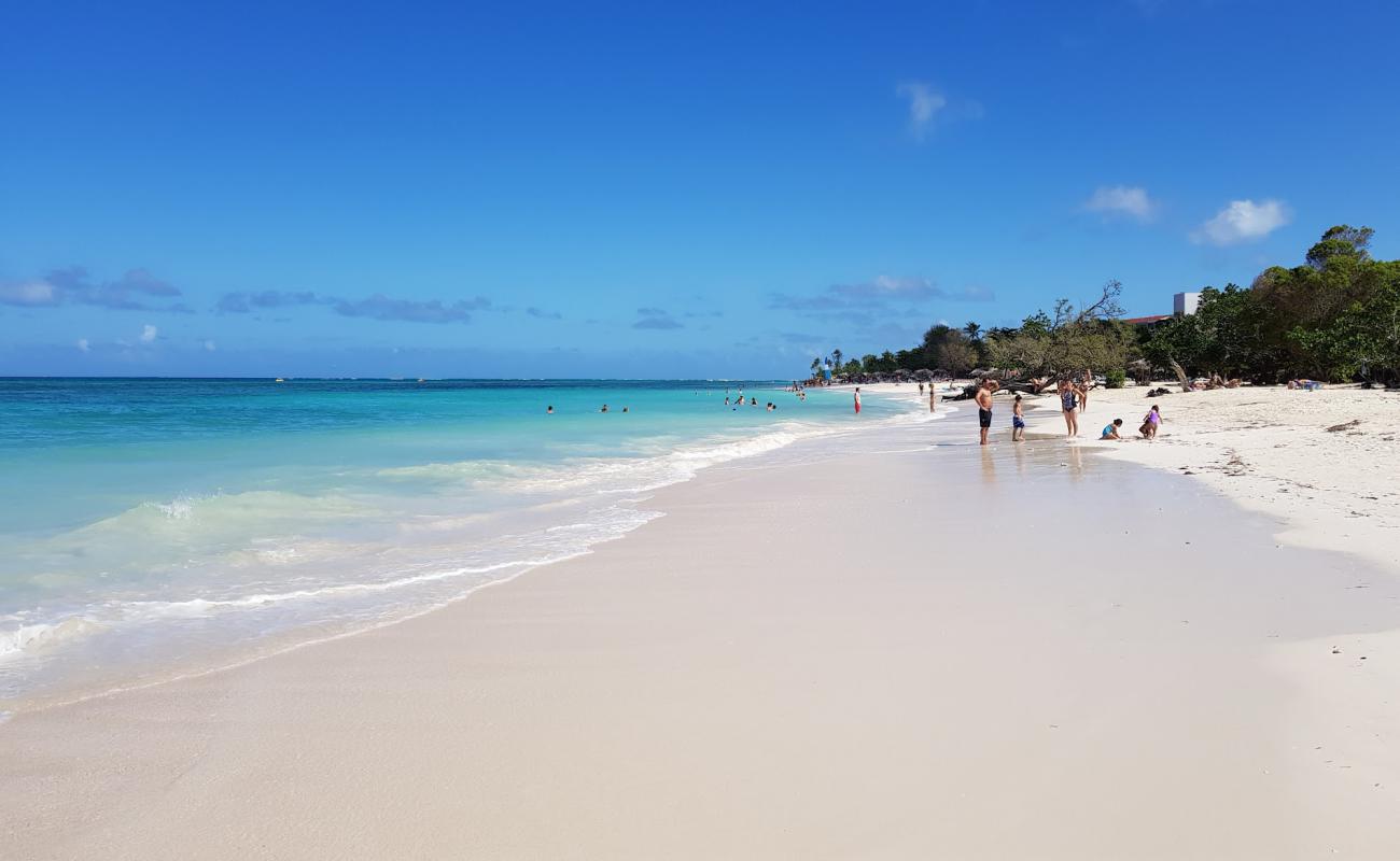 Фото Playa Guardalavaca с белый чистый песок поверхностью