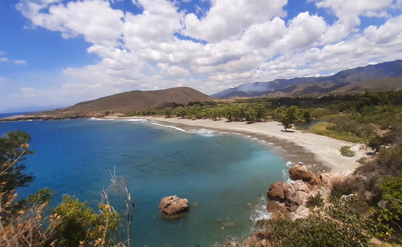 Фото Playa Damajayabo с песок с галькой поверхностью