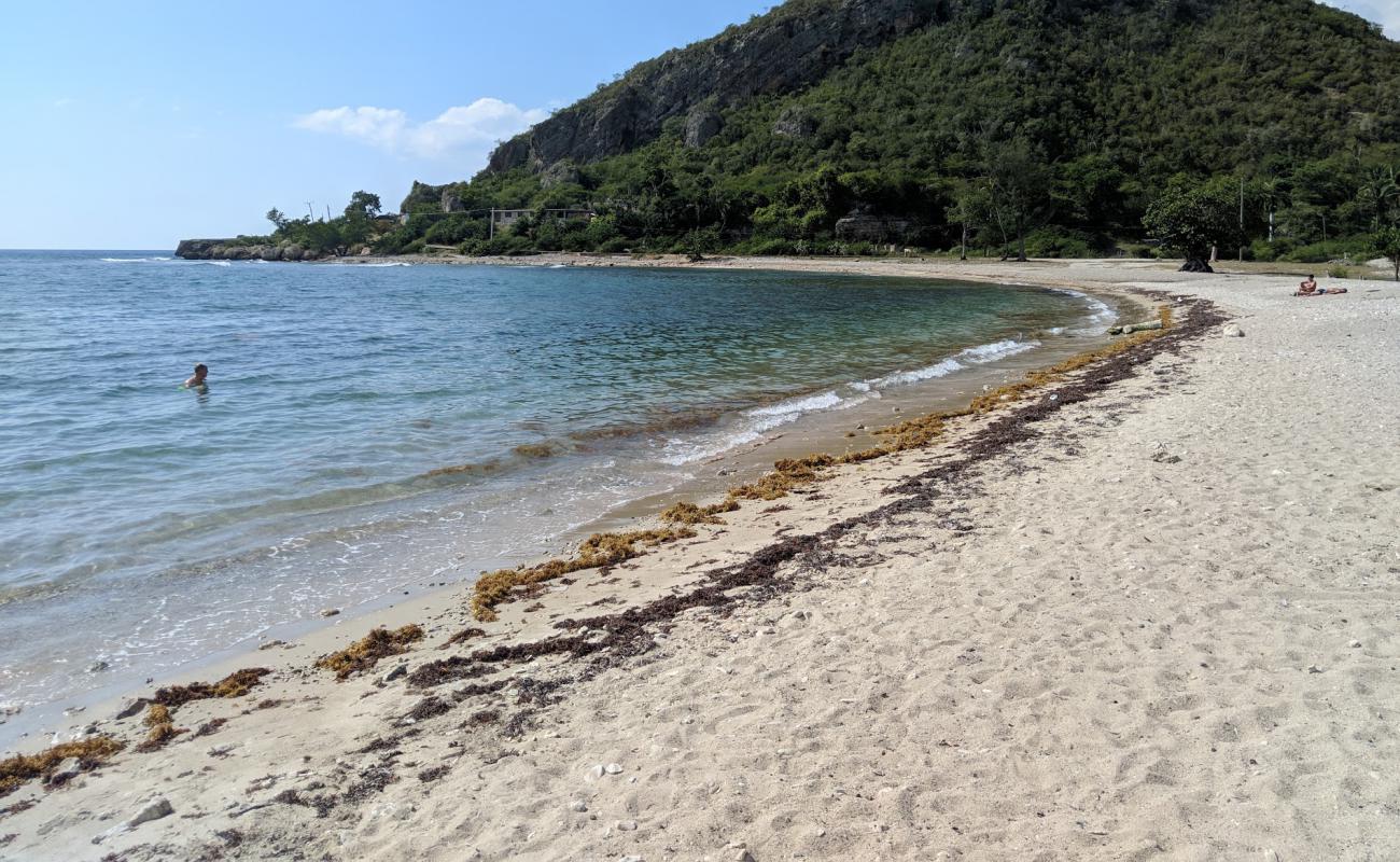 Фото Playa Juragua с золотистый песок поверхностью