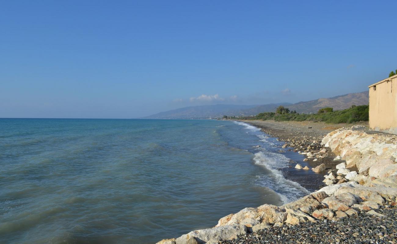 Фото Mavralis beach с песок с галькой поверхностью