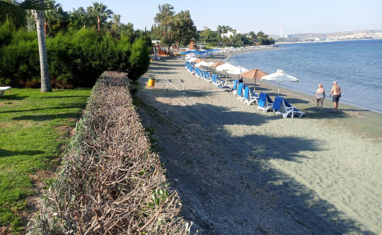 Фото Governor's Beach с серый песок поверхностью