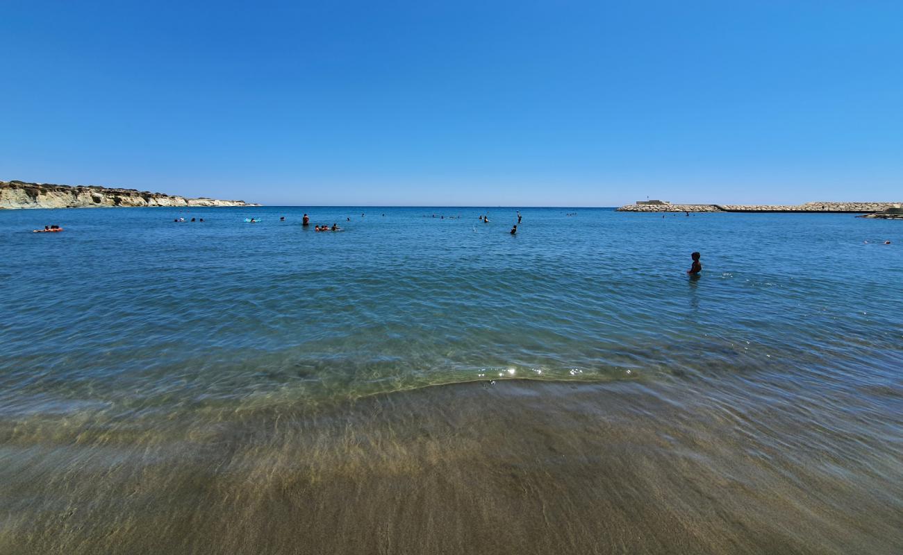 Фото Alaminos beach с серый песок поверхностью