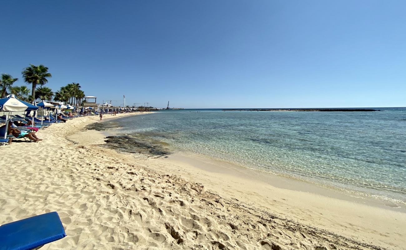 Фото Ayia Thekla beach с золотистый песок поверхностью