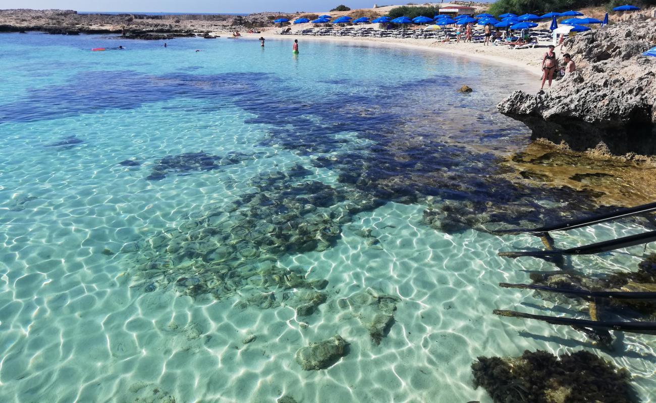 Фото Makronissos beach с золотистый песок поверхностью