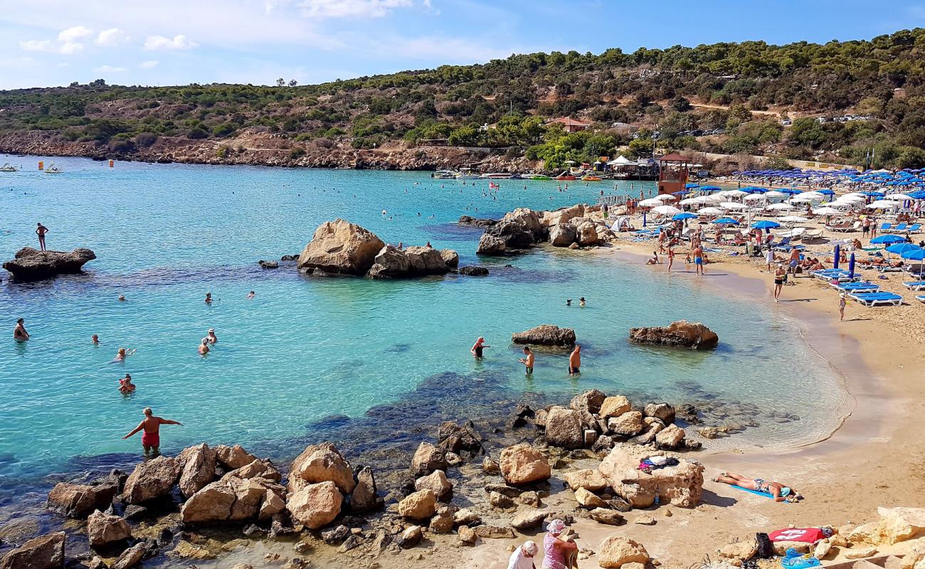 Фото Konnos beach с золотистый песок поверхностью