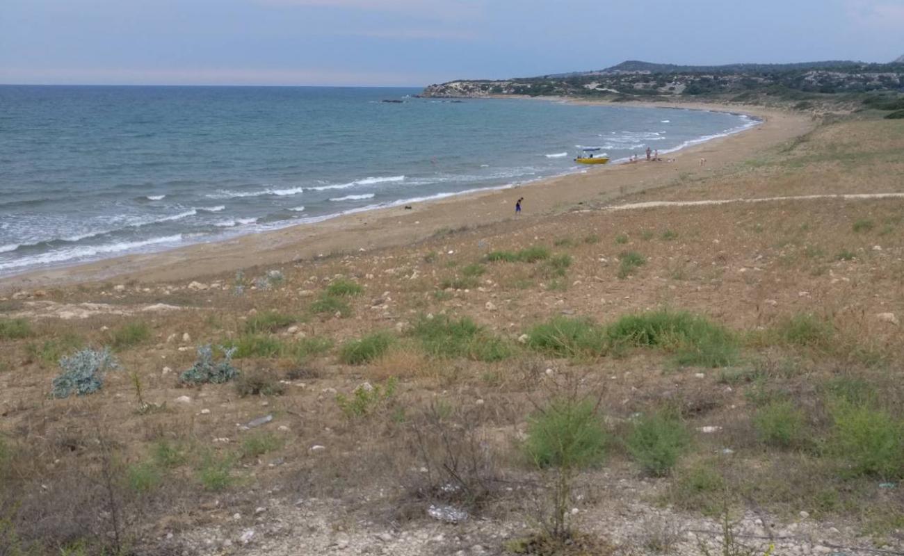 Фото Kaleburnu beach с светлый песок поверхностью