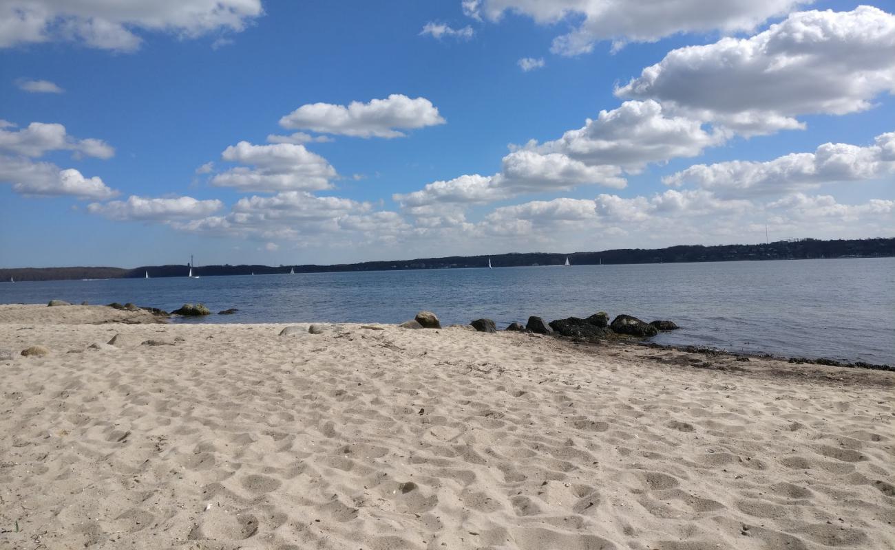 Фото Kollund Beach с светлый песок поверхностью