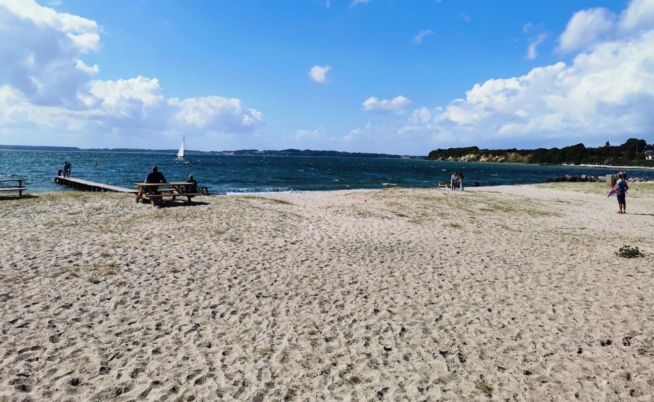 Фото Fluepapiret Beach с светлый песок поверхностью