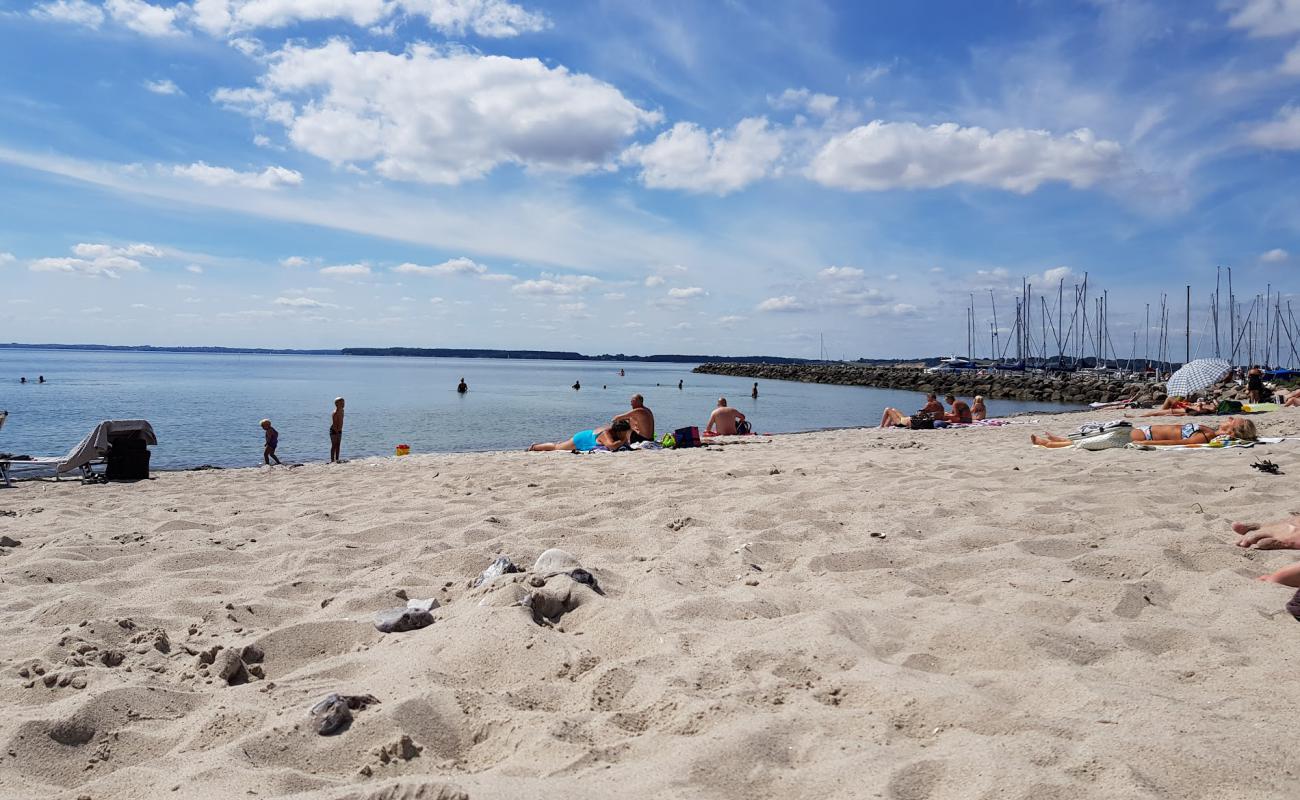 Фото Den Sorte Beach с светлый песок поверхностью