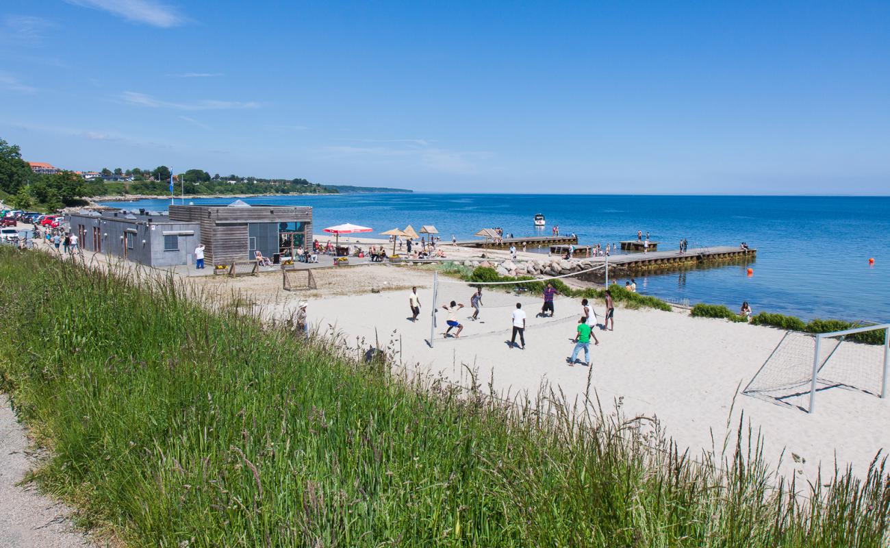 Фото Oster Beach с светлый песок поверхностью