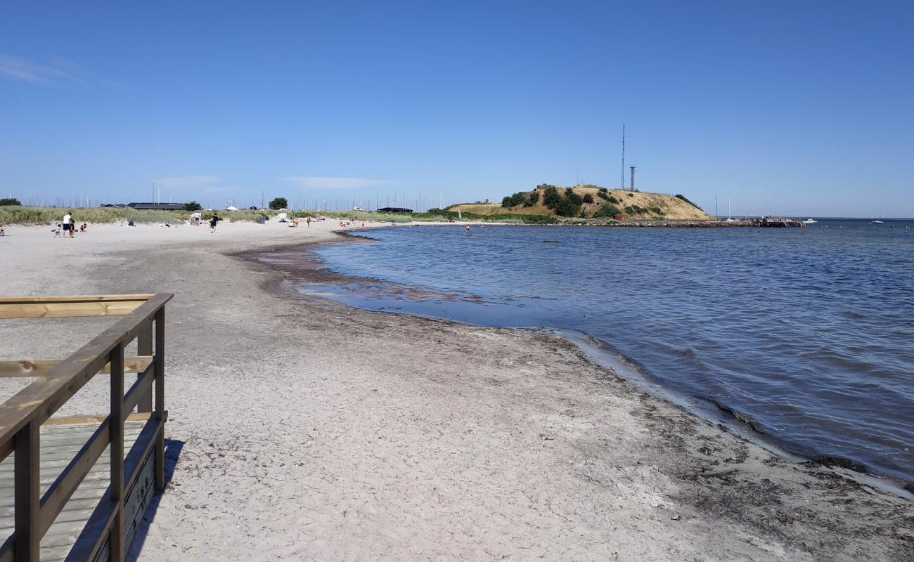 Фото Mormorstranden Beach с светлый песок поверхностью