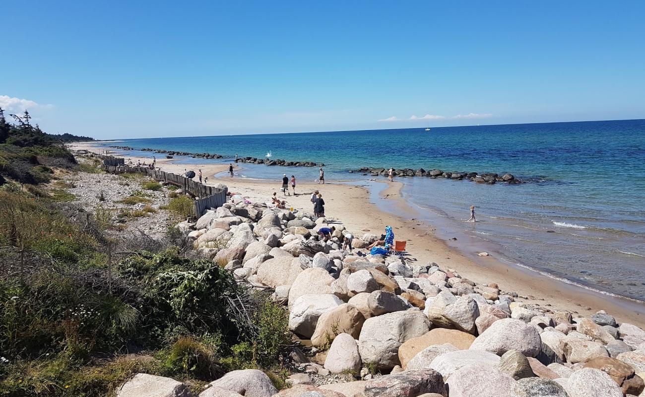 Фото Tinkerup Beach с песок с галькой поверхностью