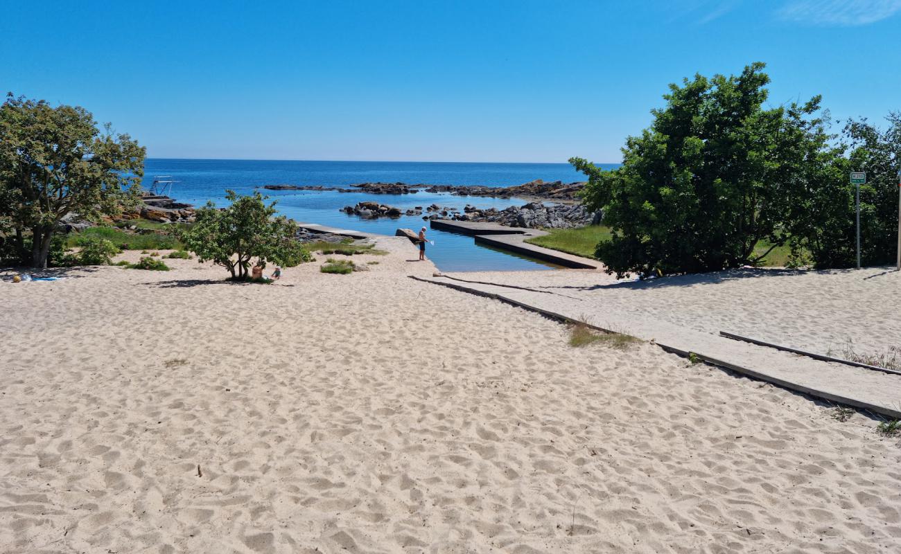 Фото Svaneke Gamle Fyr Beach с светлый песок поверхностью