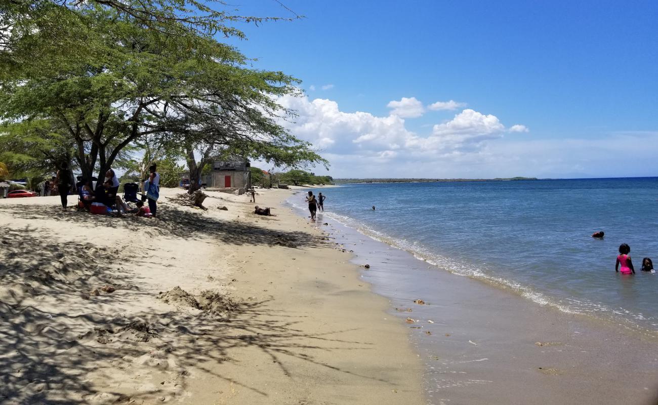 Фото Playa Los Coquitos с светлый песок поверхностью