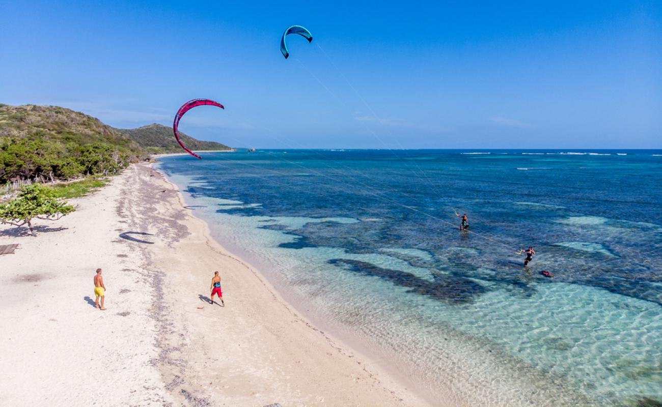 Фото Playa Buen Hombre с светлый песок поверхностью