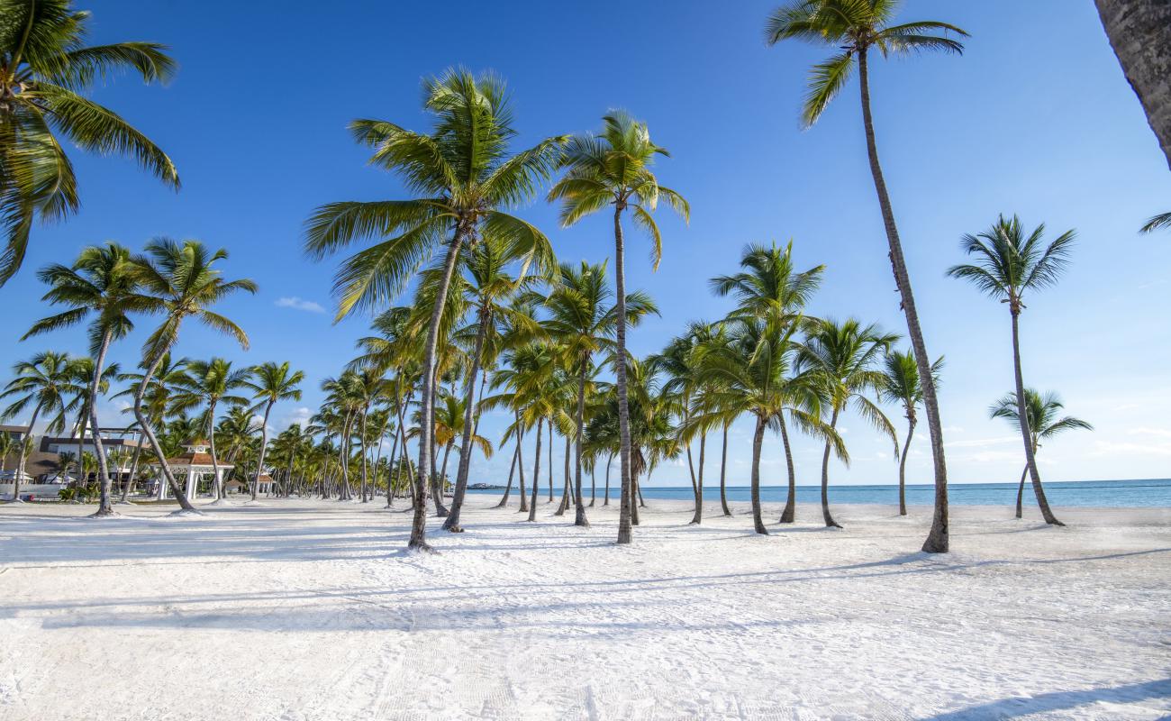 Фото Juanillo beach с золотистый песок поверхностью