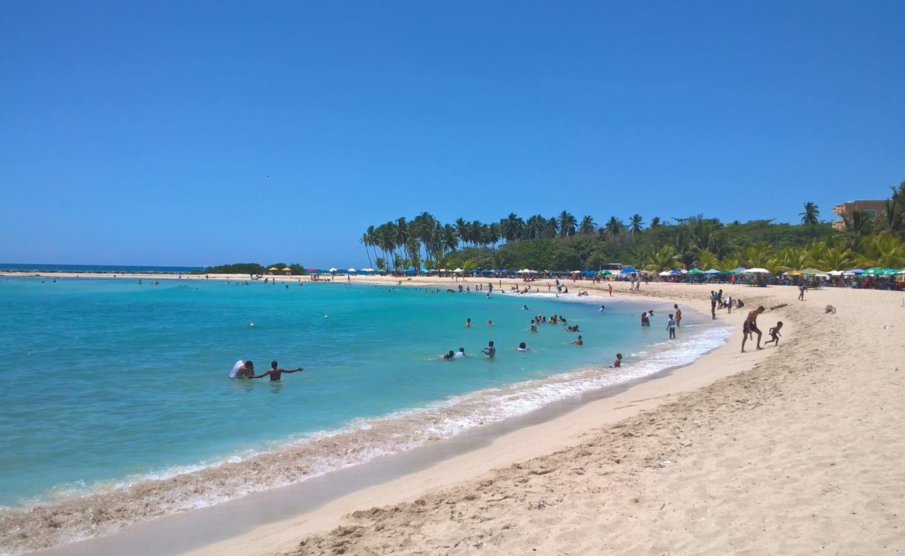 Фото Juan Dolio beach с золотистый песок поверхностью