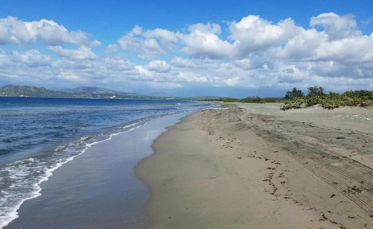 Фото Derrumbao beach с серый песок поверхностью