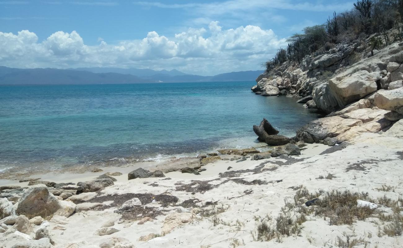 Фото Pirates Cave beach с песок с камнями поверхностью