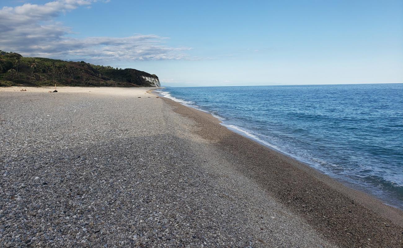 Фото Caleton beach с белая чистая галька поверхностью