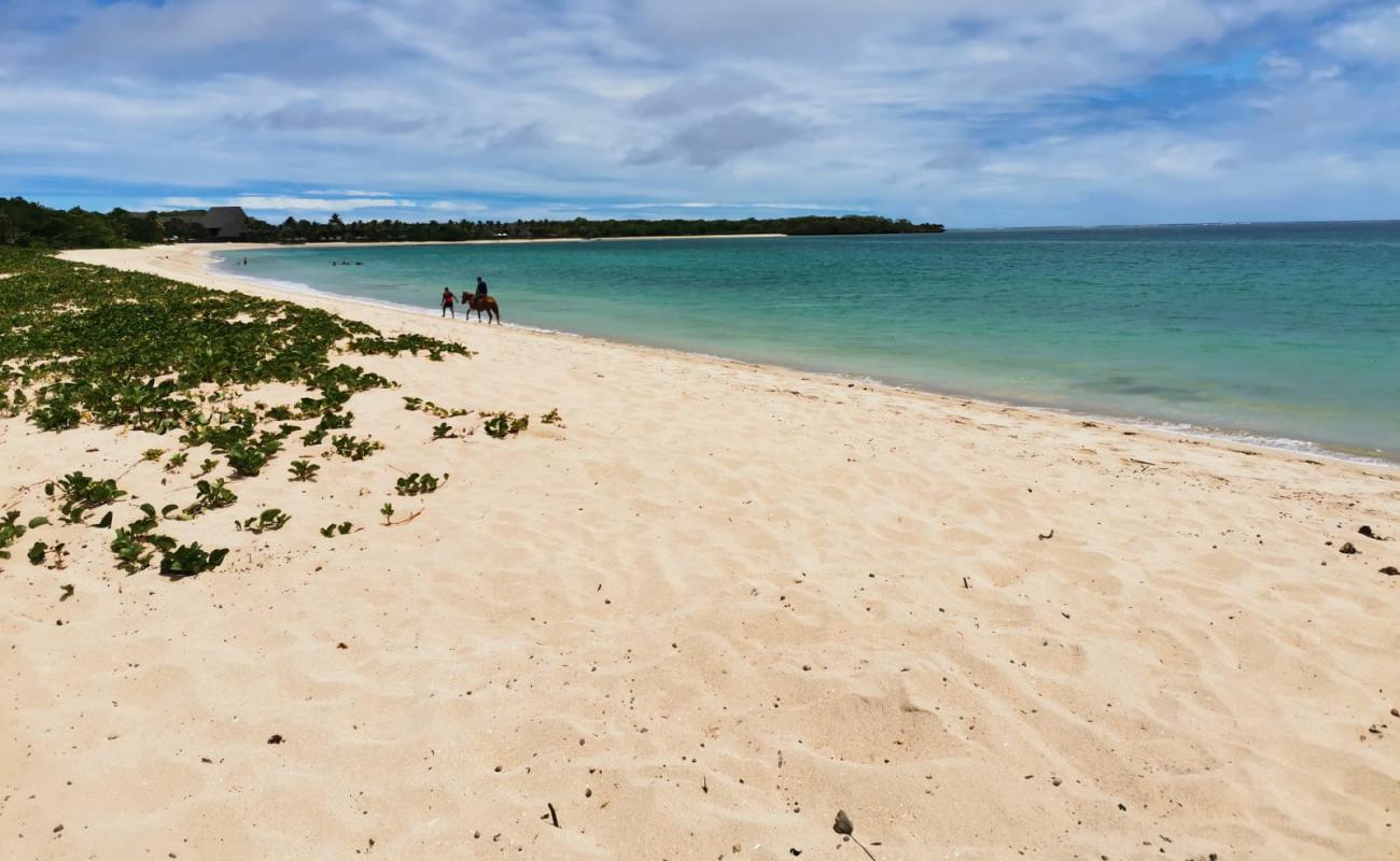 Фото Natadola Beach с светлый песок поверхностью