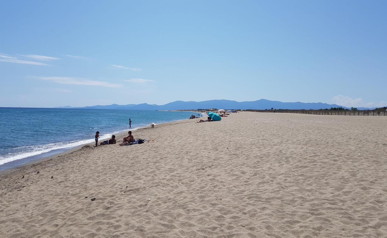 Фото La Baraquette beach с золотистый песок поверхностью