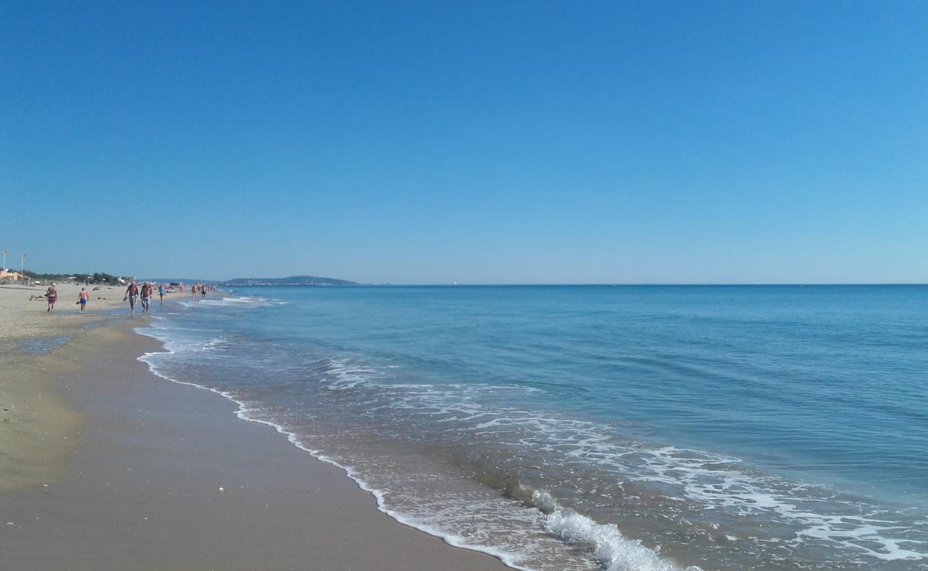 Фото Marseillan beach с золотистый песок поверхностью