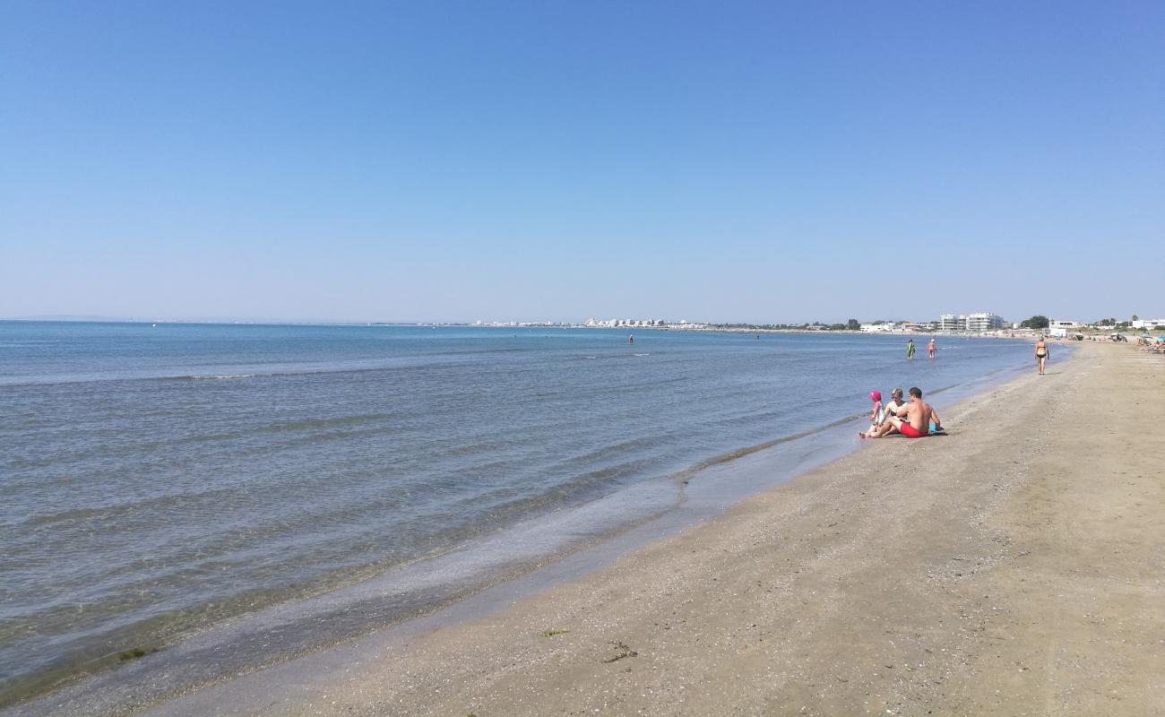 Фото Le Grau-du-Roi beach с золотистый песок поверхностью