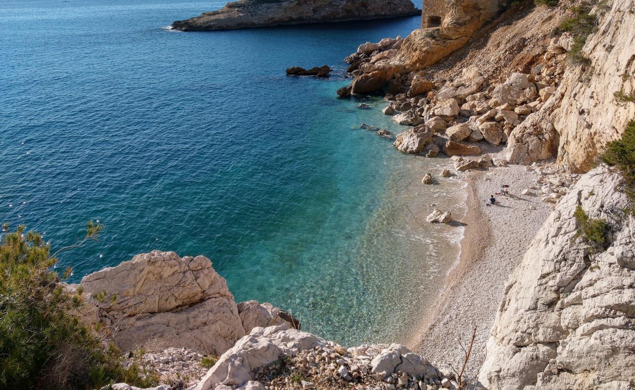 Фото Calanque de l'Erevine с белая галька поверхностью