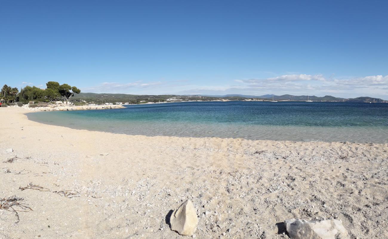 Фото Plage Capucins с светлый песок поверхностью