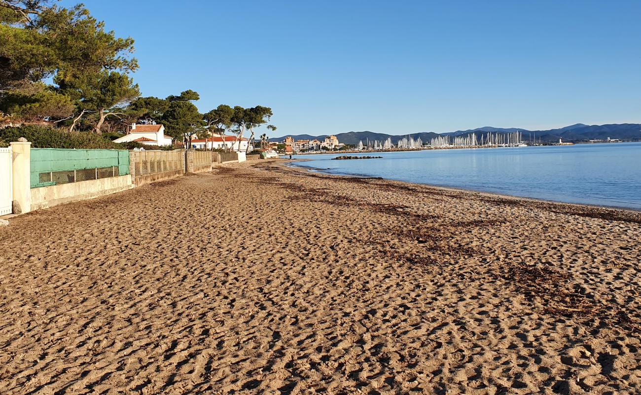 Фото beach of Pesquiers с светлый песок поверхностью