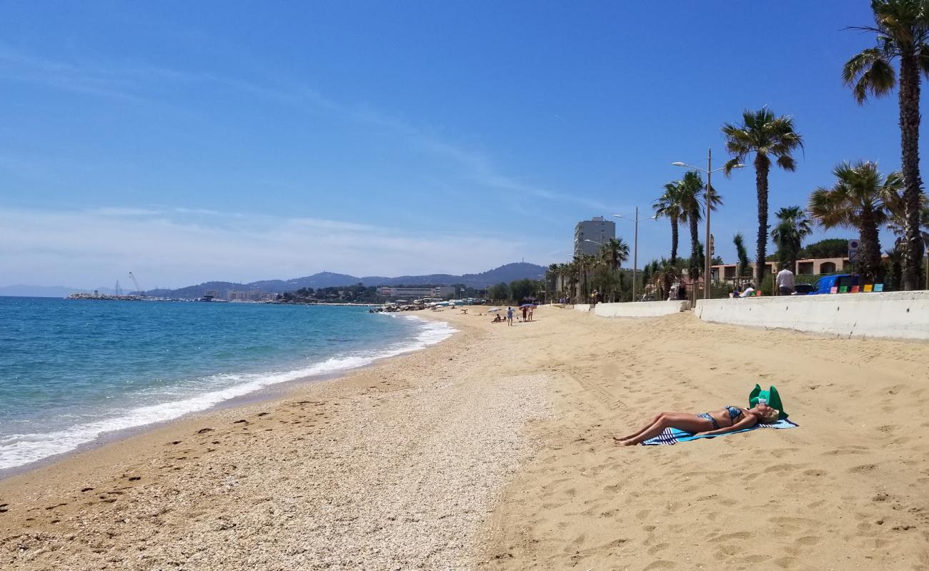 Фото Plage du Lavandou с светлый песок поверхностью