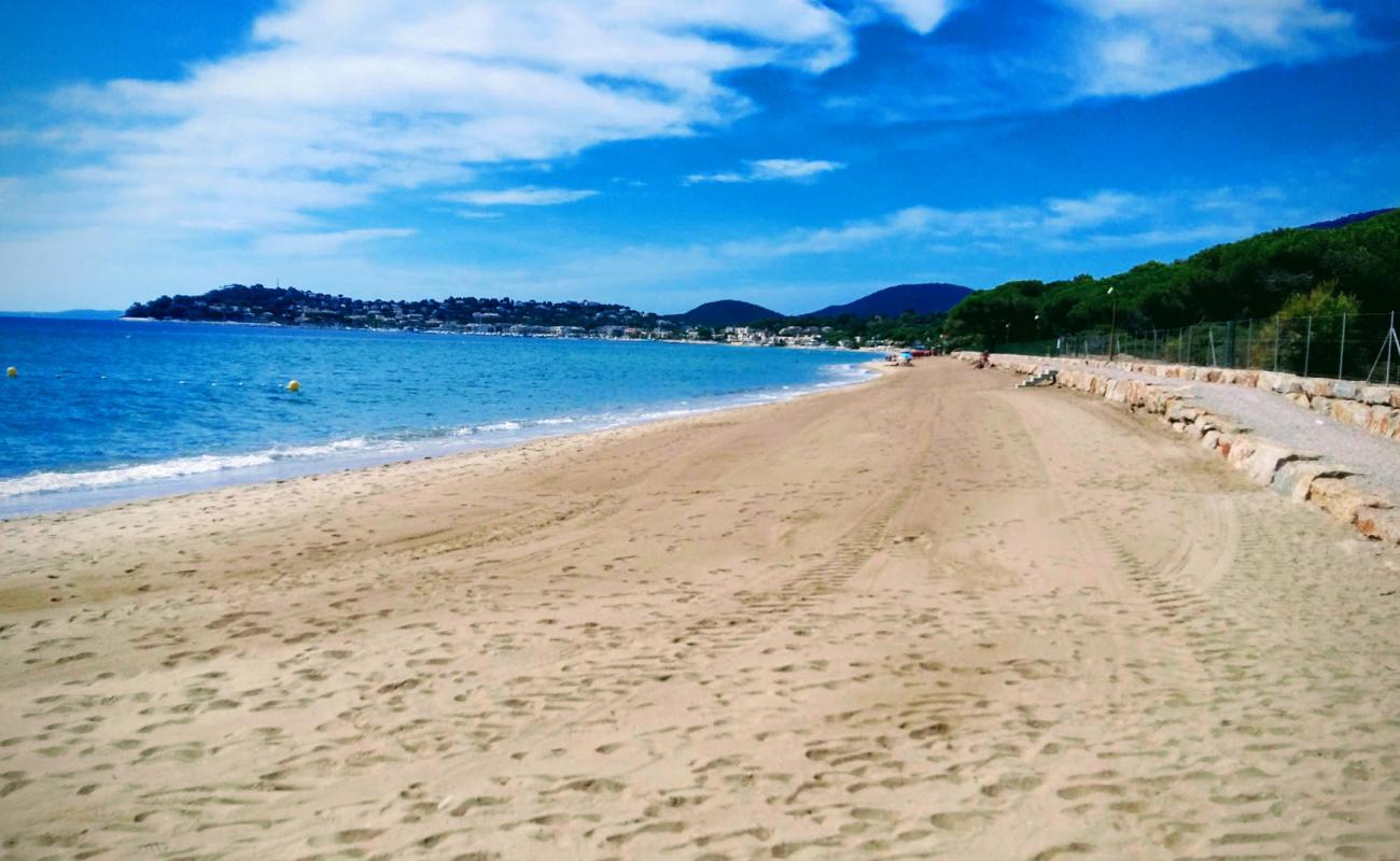 Фото Plage de Cavalaire-sur-Mer с золотистый песок поверхностью