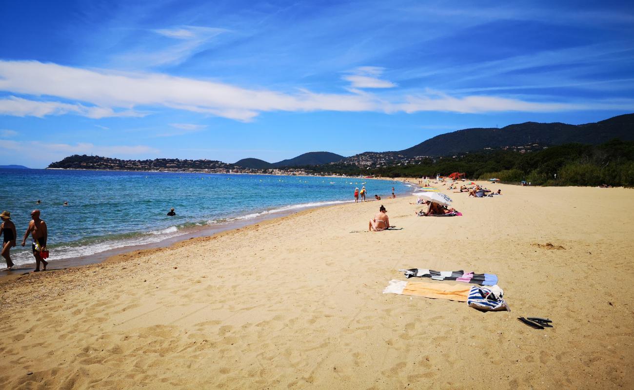 Фото Plage du Debarquement с золотистый песок поверхностью