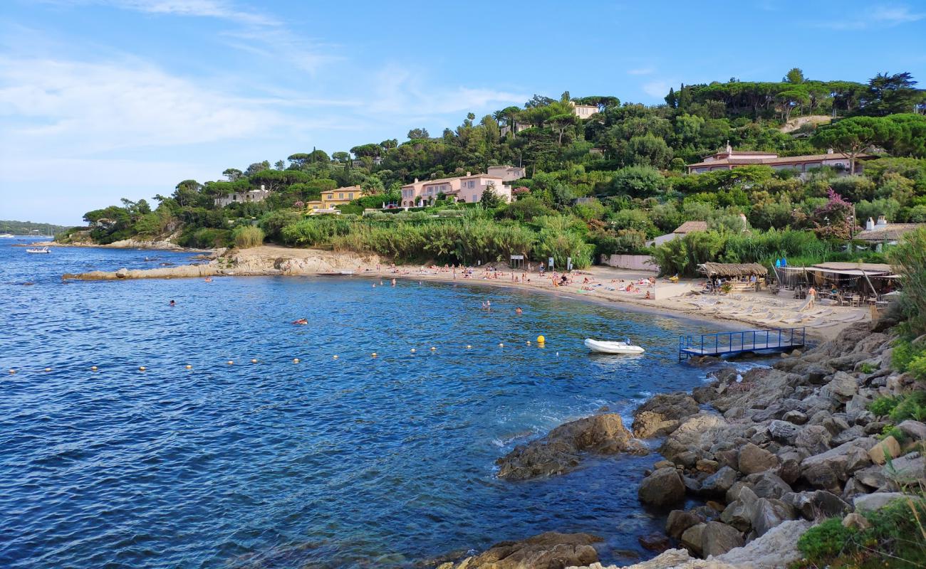 Фото Plage de Saint-Tropez с светлый песок поверхностью