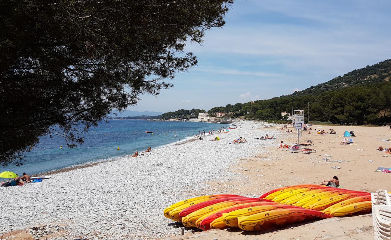 Фото Plage du Debarquement с песок с галькой поверхностью