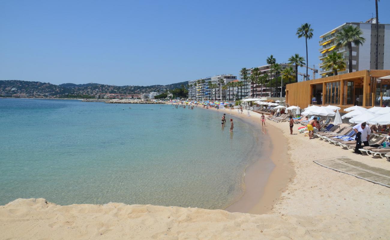 Фото Juan Les Pins beach с золотистый песок поверхностью