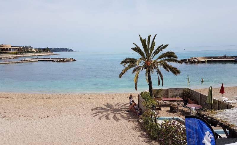 Фото Plage du Larvotto с белая чистая галька поверхностью