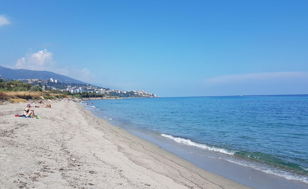 Фото Plage de l'Arinella с светлый песок поверхностью