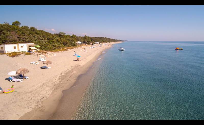 Фото Stintino beach с светлый песок поверхностью