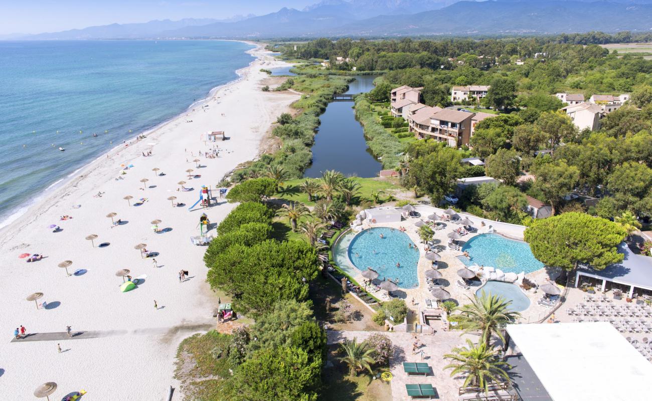 Фото Plage Arinella Bianca с золотистый песок поверхностью