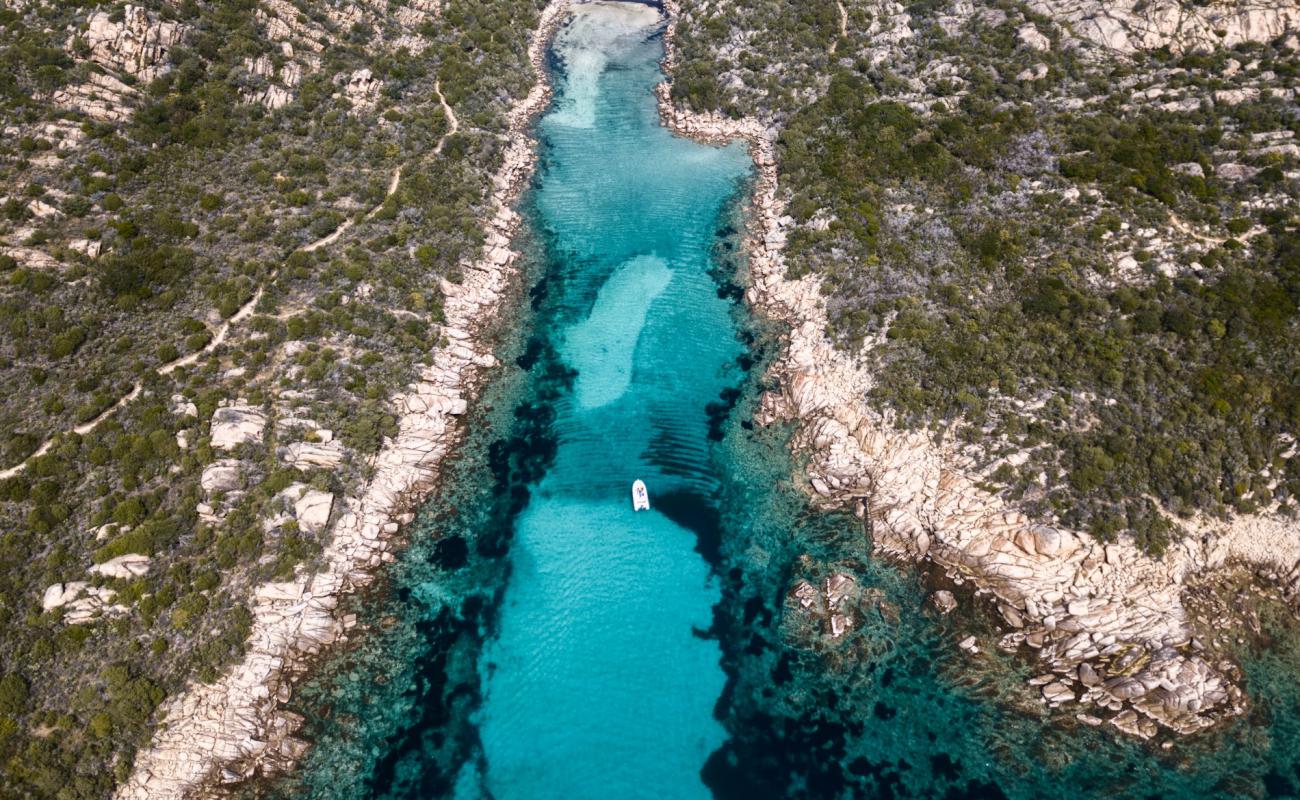 Фото Cala Longa beach с светлый песок поверхностью